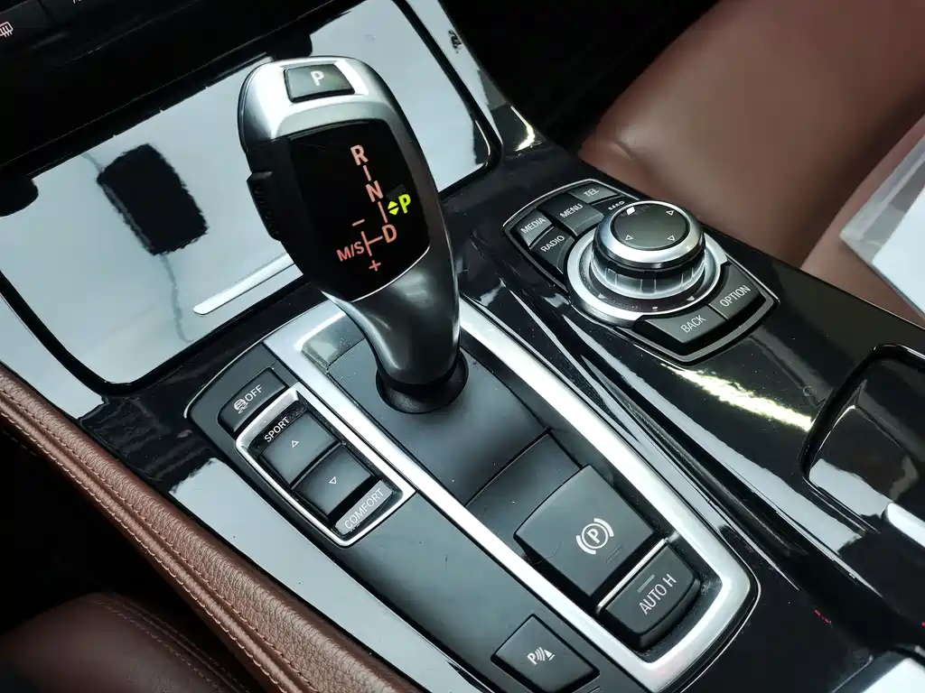 BMW 5 Series 2015 — фото 20