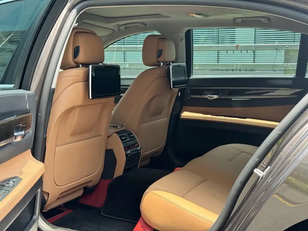 BMW 7 Series 2015 — фото 10
