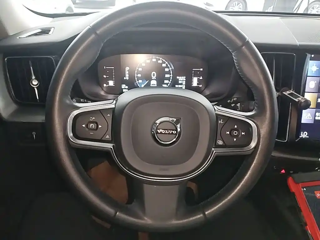 Volvo XC60 2021 — фото 11