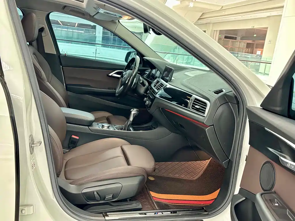 BMW 1 Series 2019 — фото 10