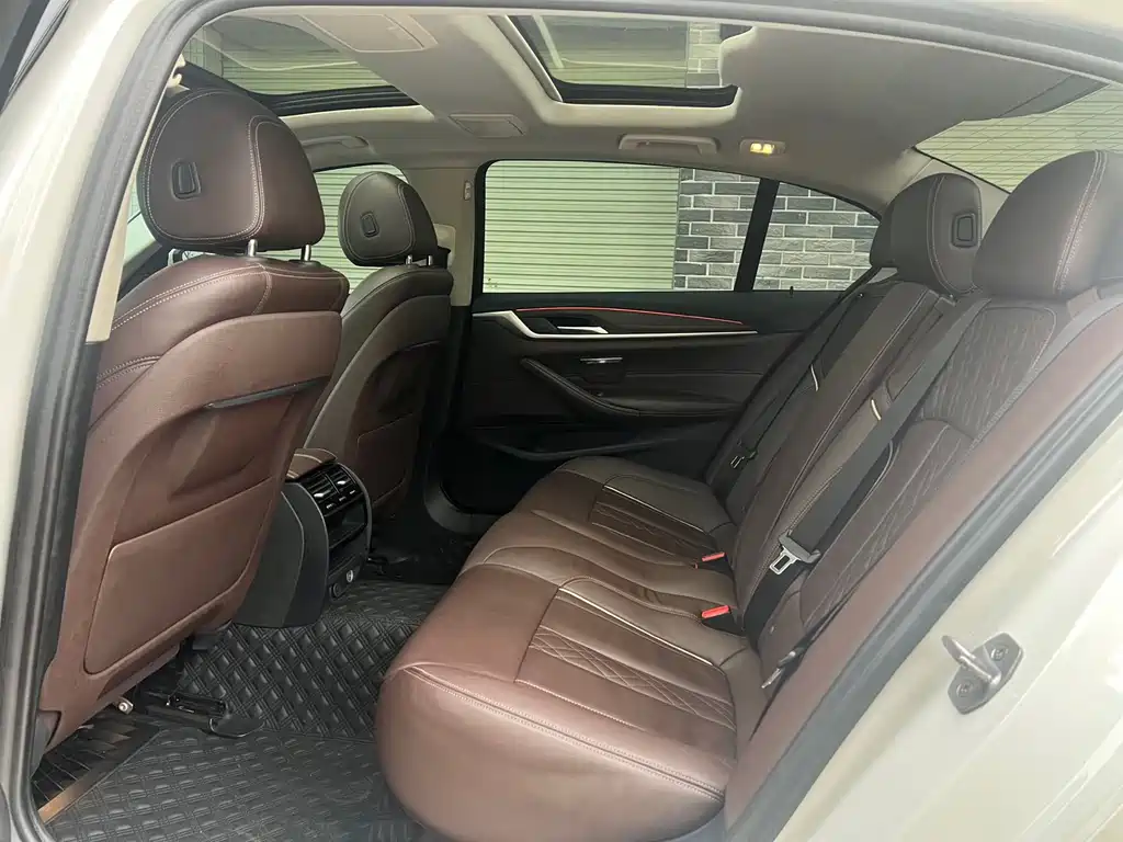 BMW 5 Series 2019 — фото 11