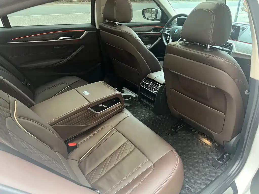 BMW 5 Series 2019 — фото 10