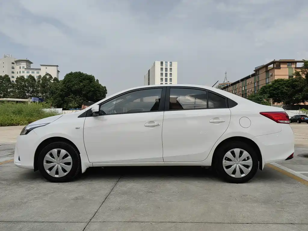Toyota Yaris L 2019 — фото 7