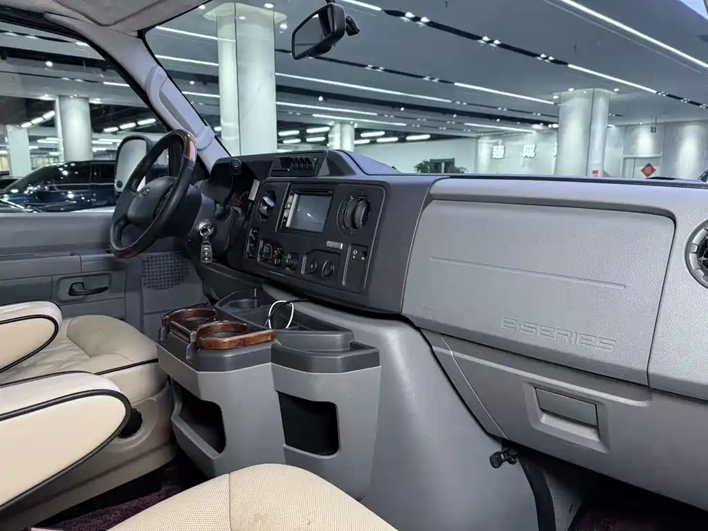 Ford E350 2015 — фото 10