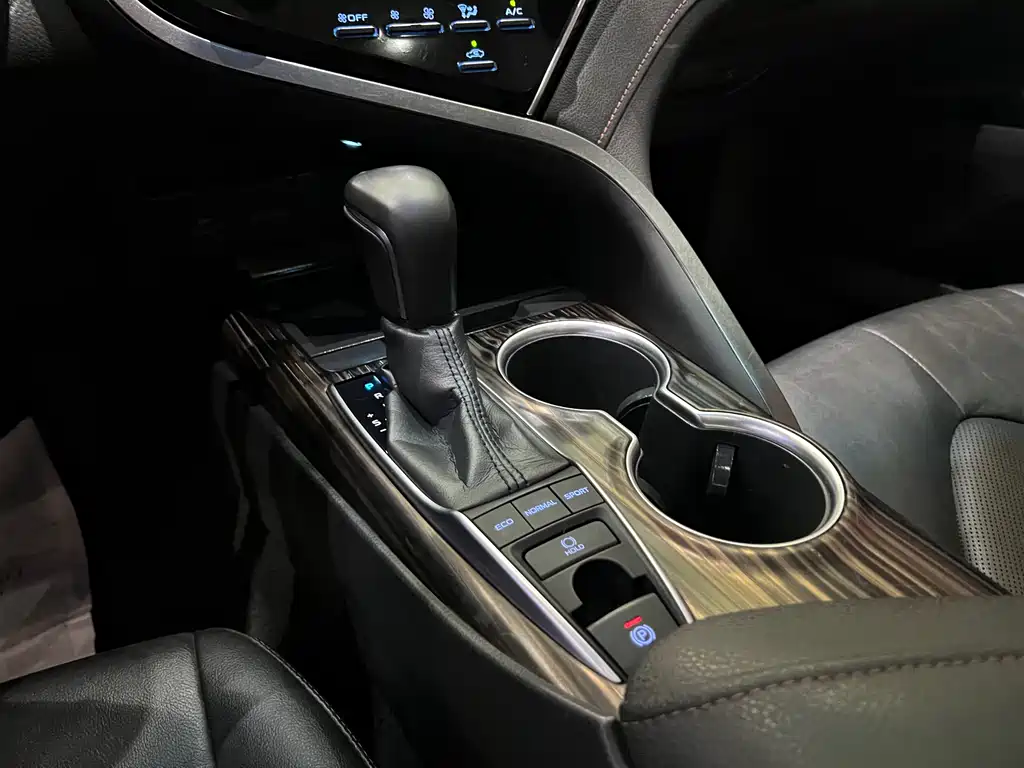 Toyota Camry 2018 — фото 12
