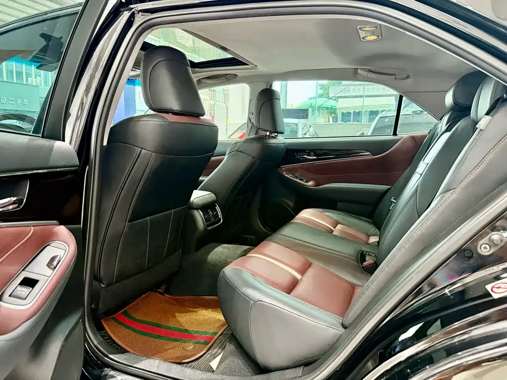Toyota Crown 2017 — фото 10