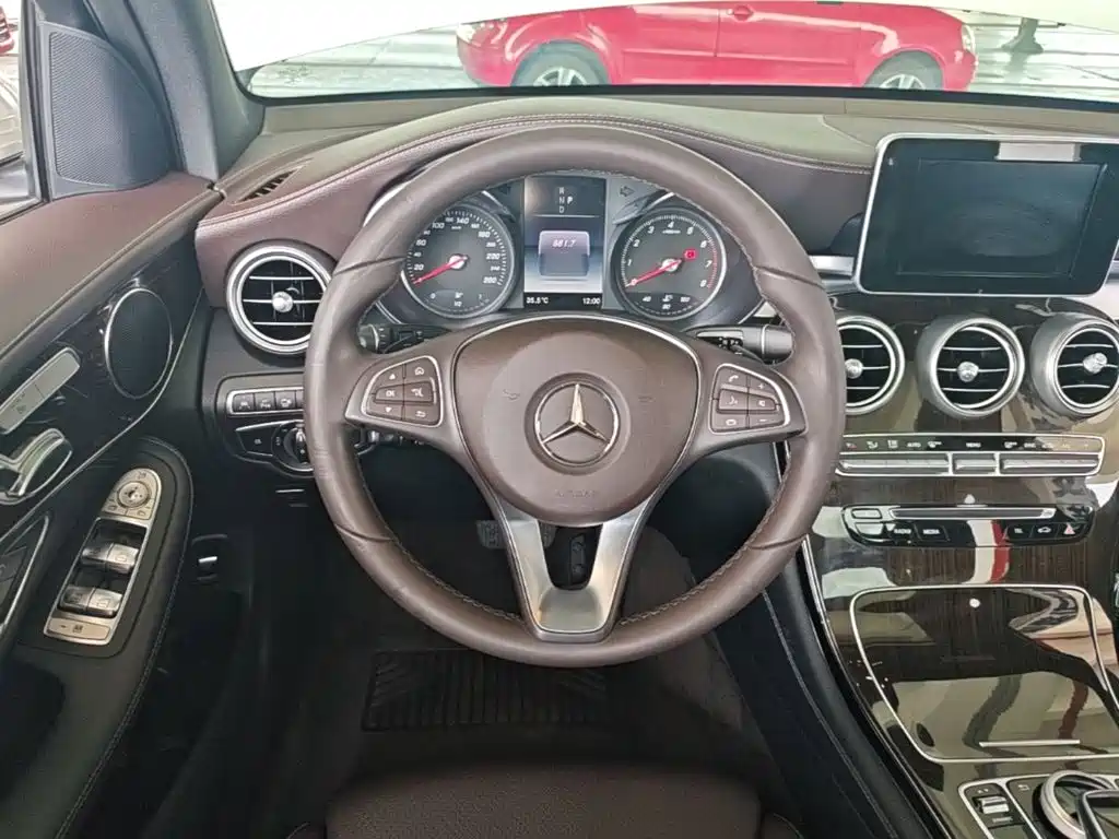 Mercedes-Benz GLC 2018 — фото 11