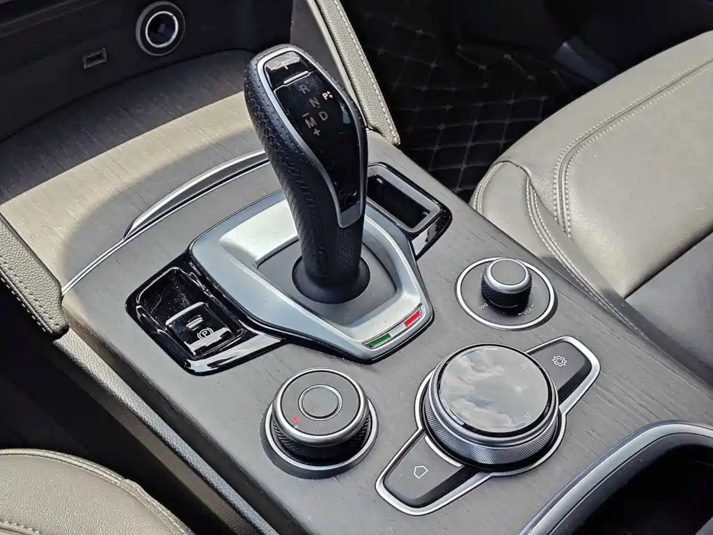 Alfa Romeo Stelvio 2023 — фото 16