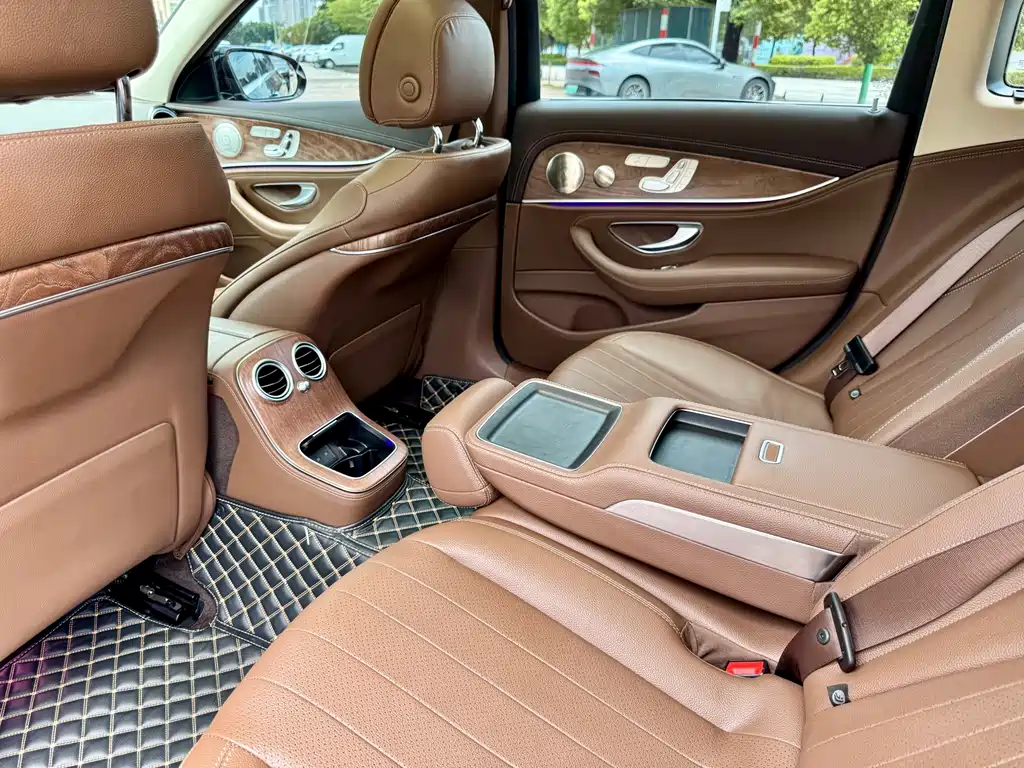 Mercedes-Benz E-Class 2023 — фото 8