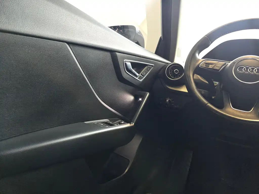 Audi Q2L e-tron 2020 — фото 14