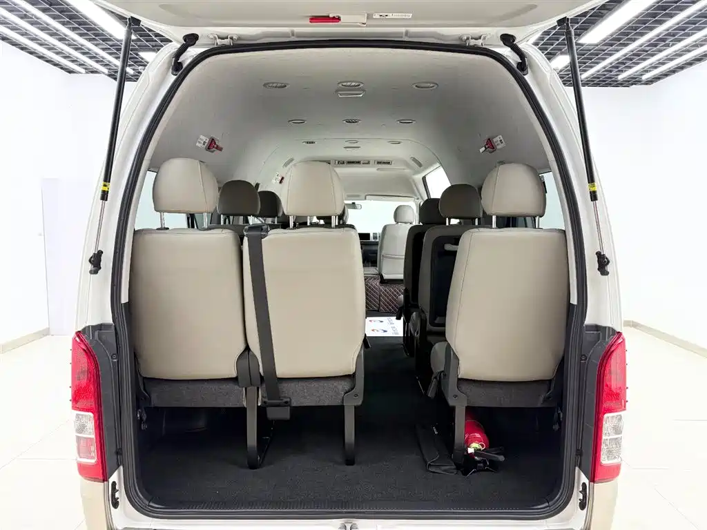 Toyota Hiace 2017 — фото 9