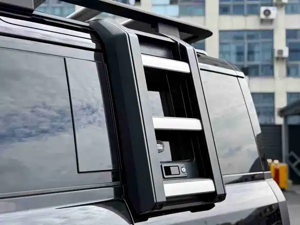 Land Rover Defender 2024