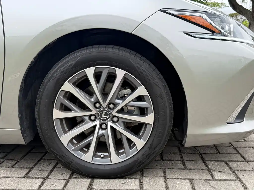 Lexus ES 2023 — фото 19