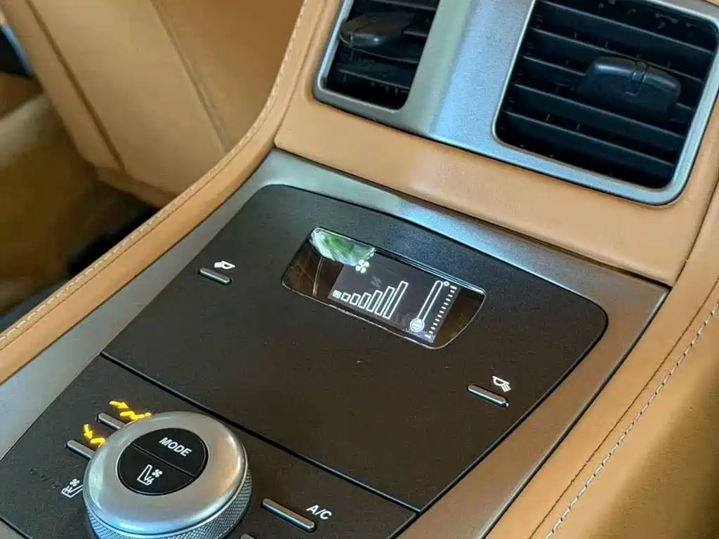 Aston Martin Rapide 2018 — фото 10