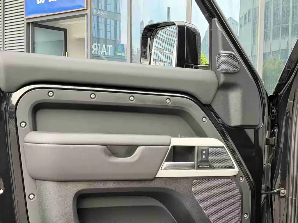 Land Rover Defender 2024 — фото 10