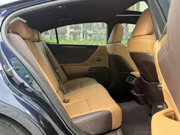 Lexus ES 2021
