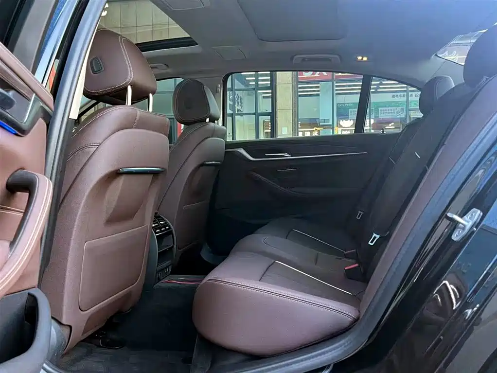 BMW 5 Series 2021 — фото 10