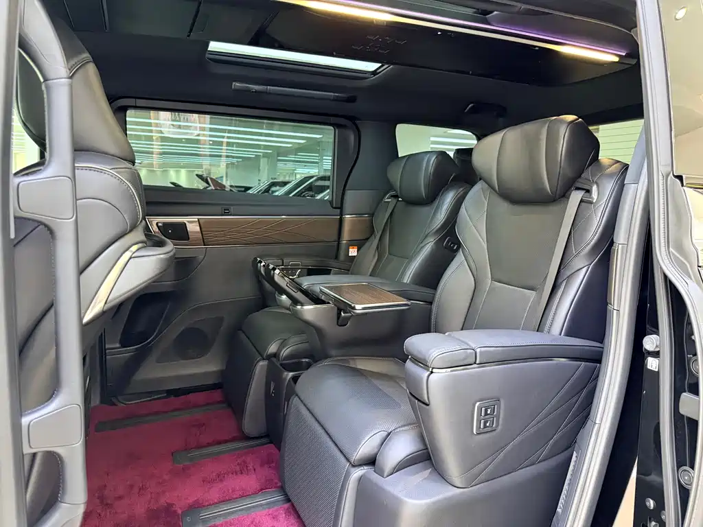 Toyota Alphard 2023 — фото 9