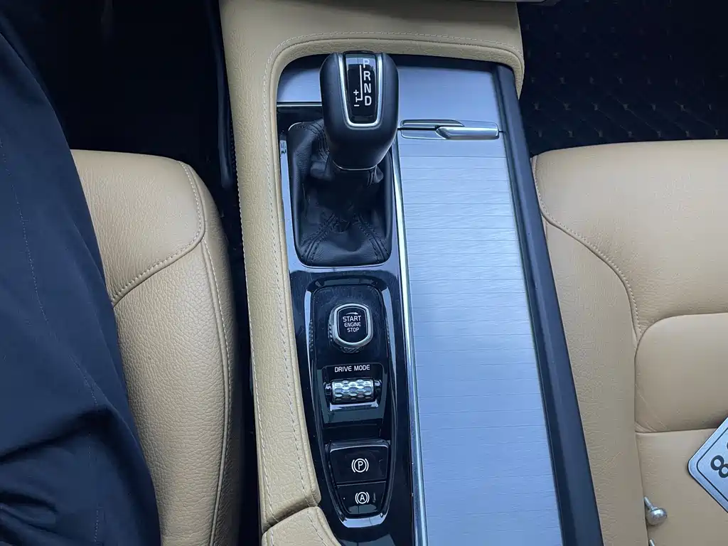Volvo XC90 2018 — фото 15