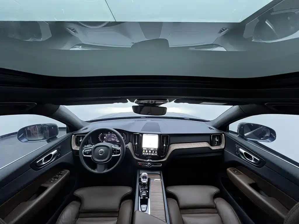 Volvo XC60 2023 — фото 12