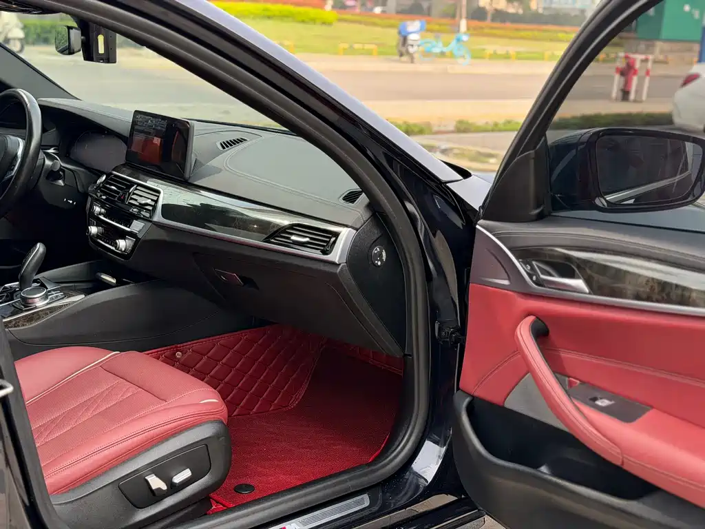 BMW 5 Series 2021 — фото 11