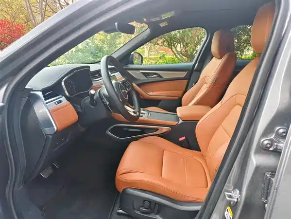 Jaguar F-PACE 2025