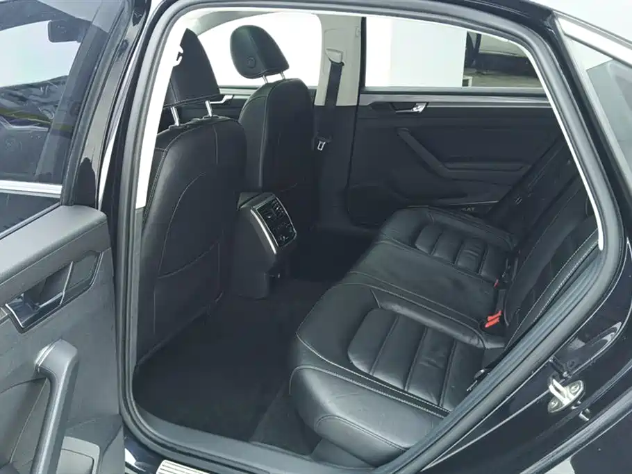 Volkswagen Passat 2018 — фото 11