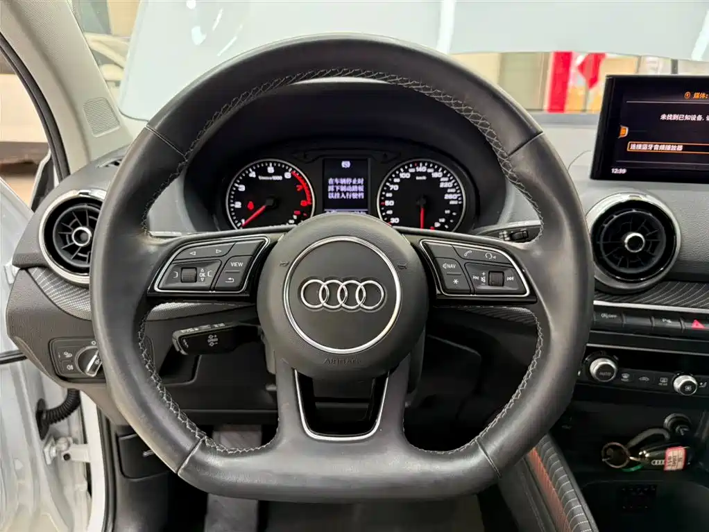 Audi Q2L 2023 — фото 11