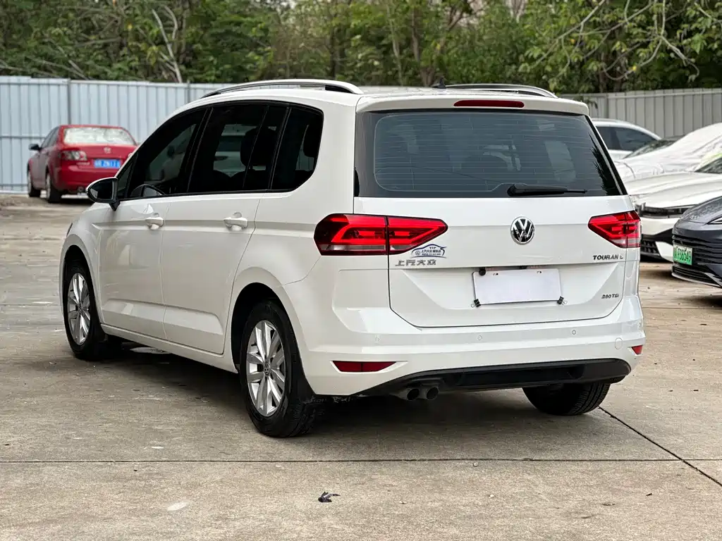 Volkswagen Touran 2017 — фото 16