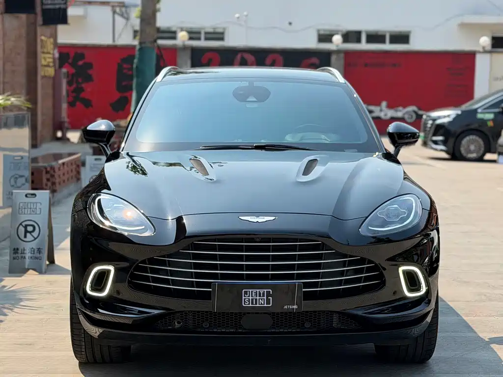 Aston Martin DBX 2021