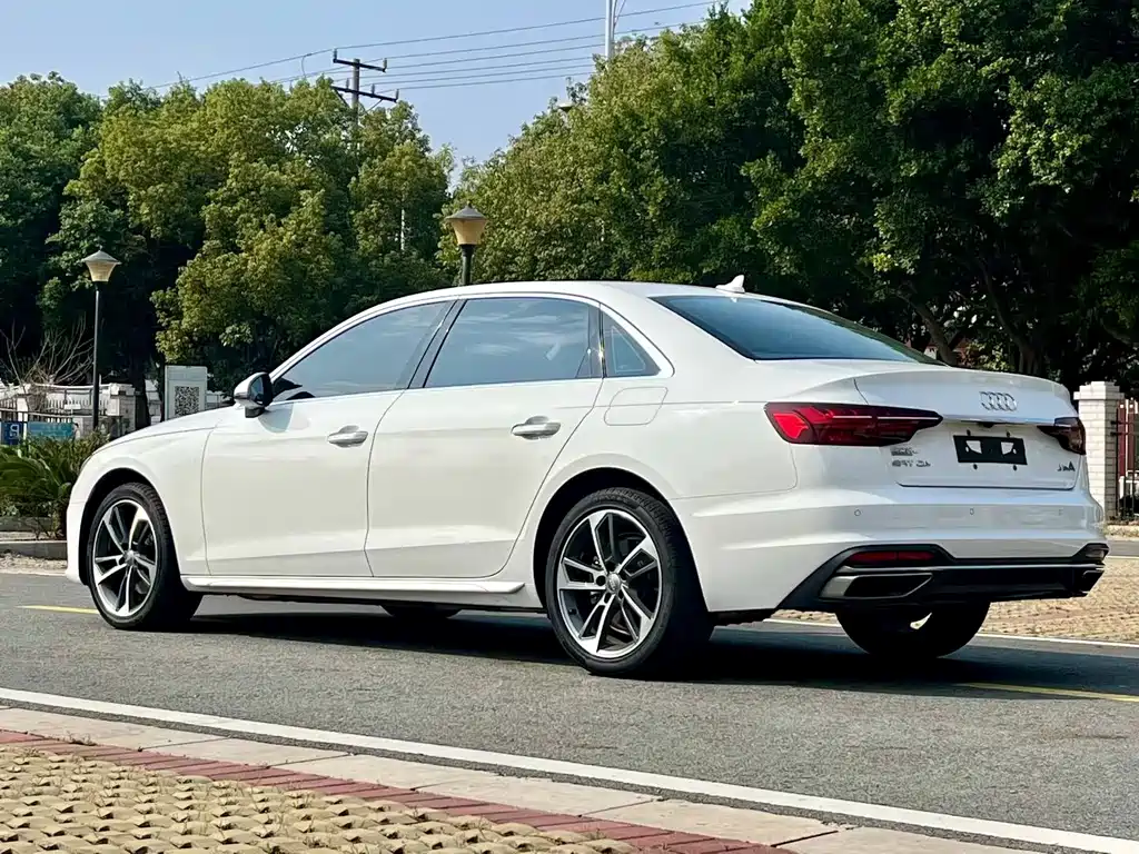 Audi A4L 2022 — фото 7