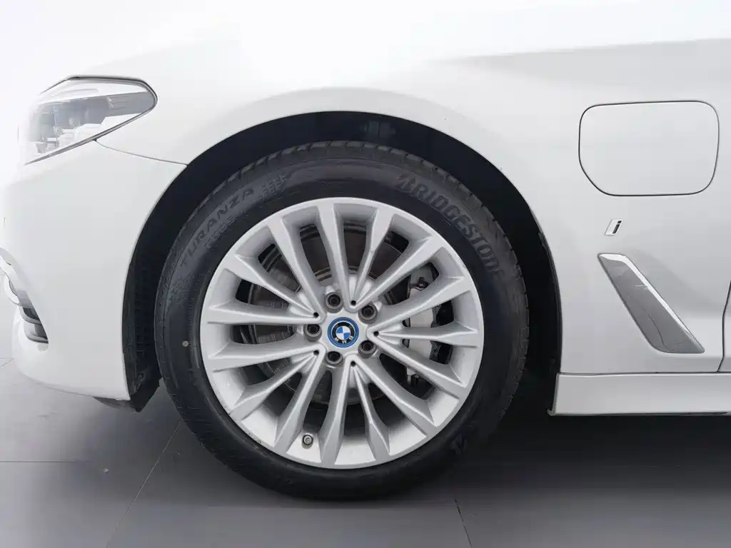BMW 5 Series New Energy 2019 — фото 17