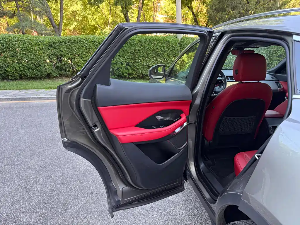Jaguar E-PACE 2025 — фото 15