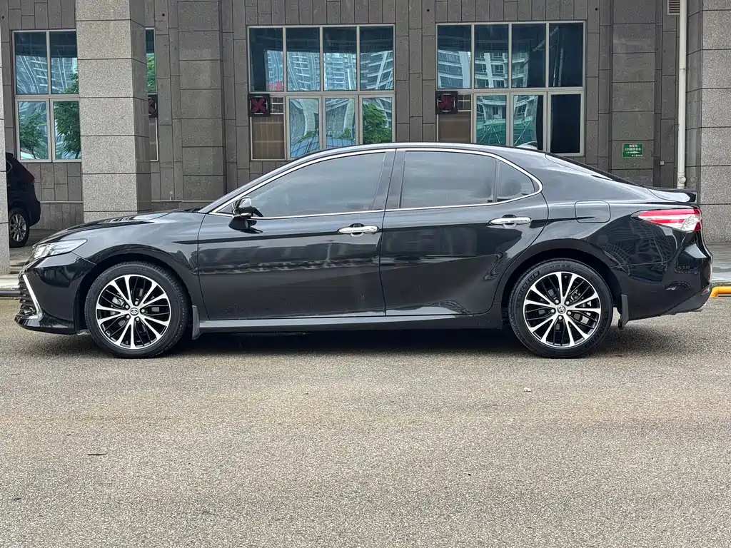 Toyota Camry 2023 — фото 7