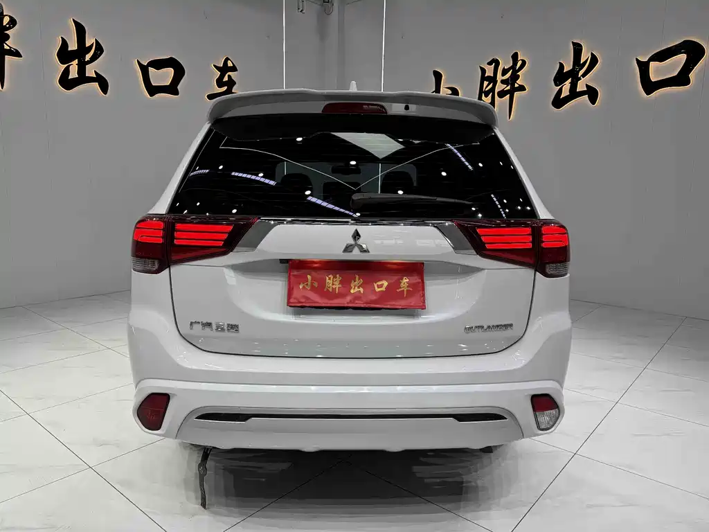 Mitsubishi Outlander 2023 — фото 17