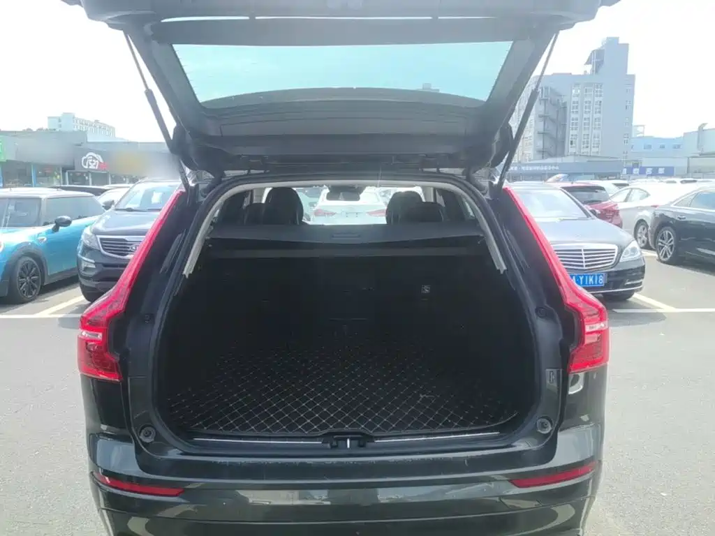 Volvo XC60 2018 — фото 19