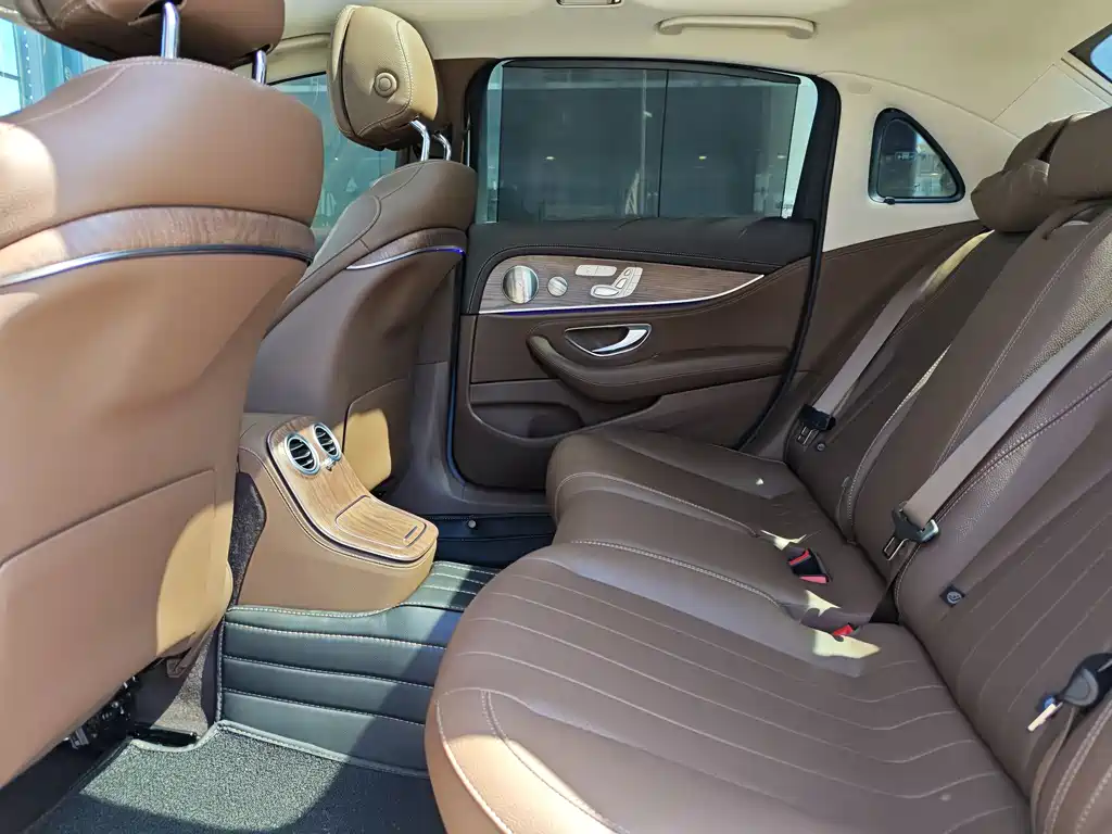 Mercedes-Benz E-Class 2023 — фото 8