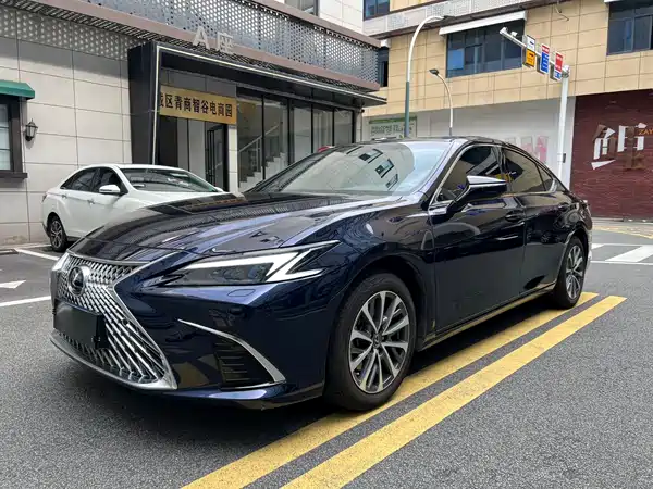 Lexus ES 2025