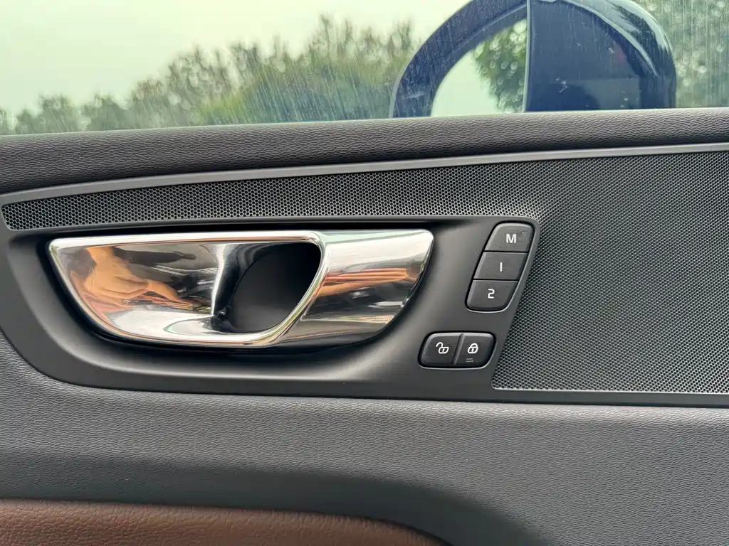 Volvo XC60 2018 — фото 20
