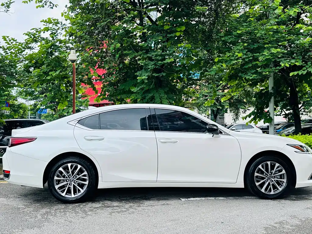 Lexus ES 2023