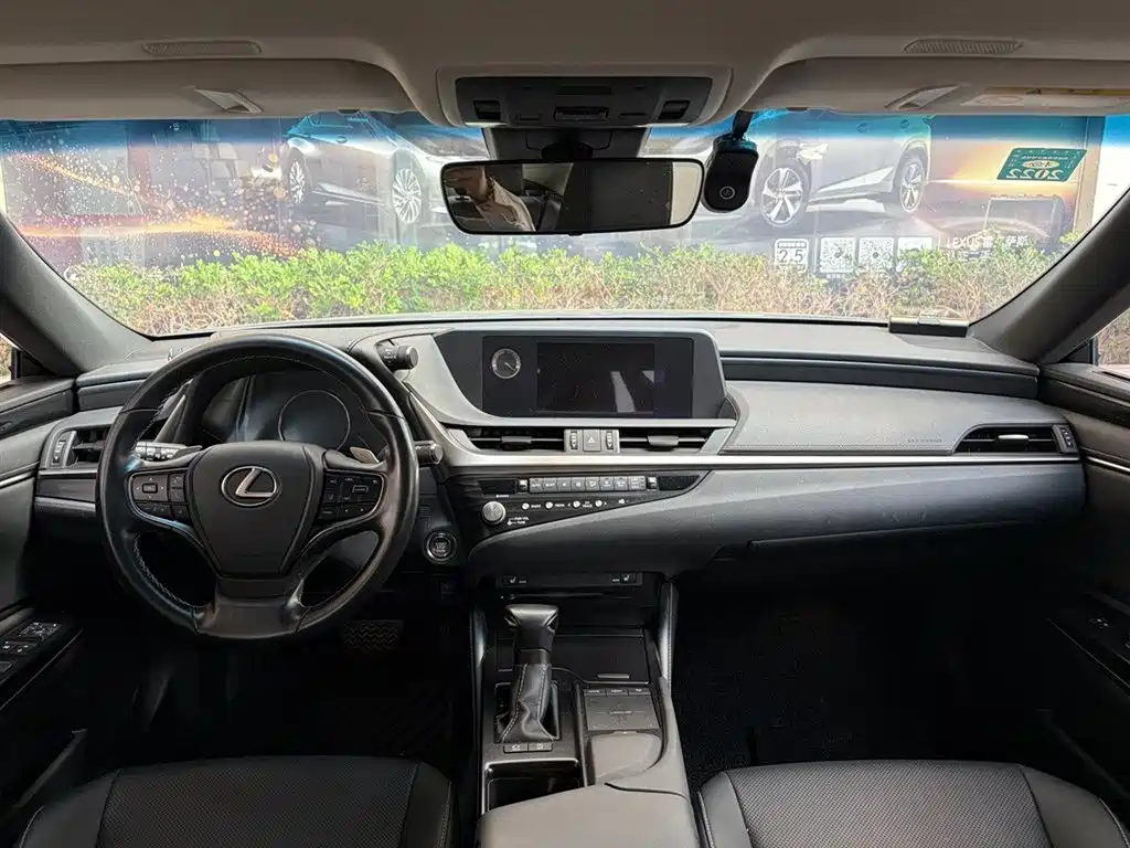 Lexus ES 2020 — фото 13