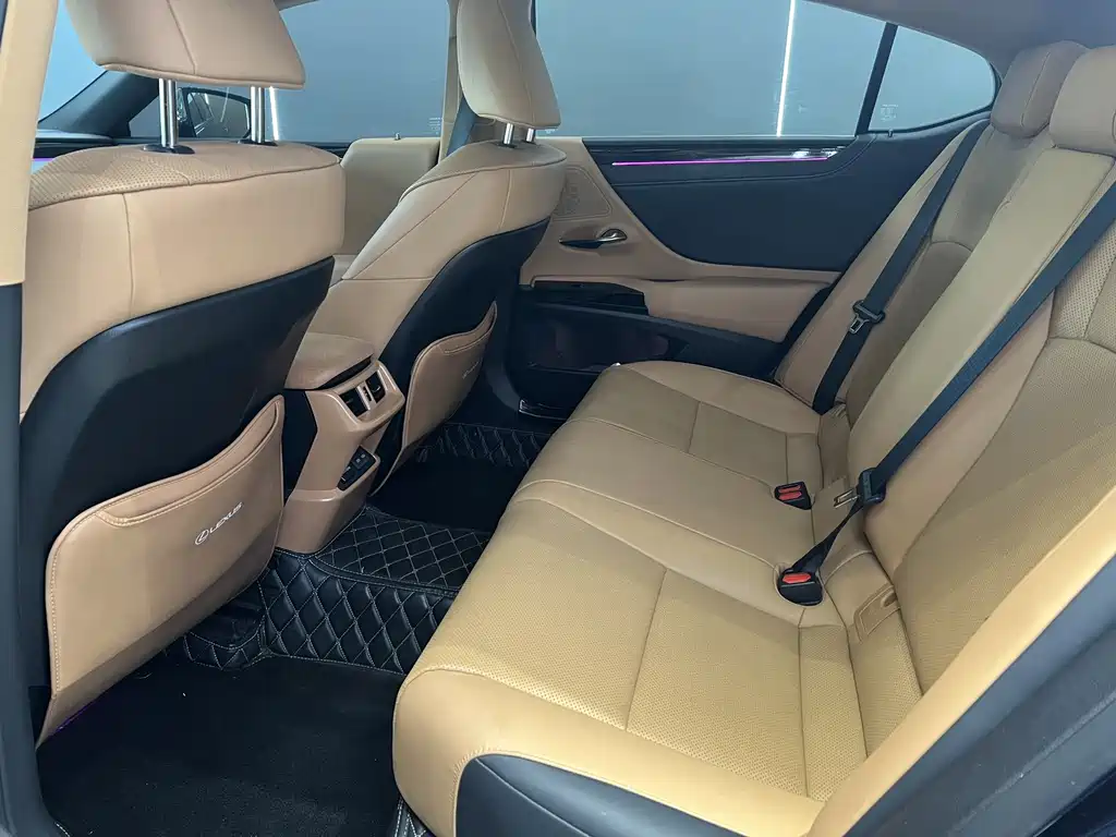 Lexus ES 2024