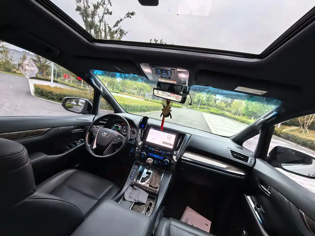 Toyota Alphard 2023 — фото 13
