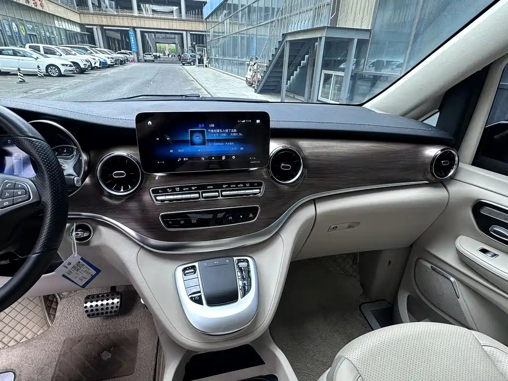 Mercedes-Benz V-Class 2022 — фото 15