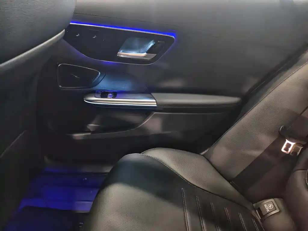 Mercedes-Benz C-Class 2025 — фото 14