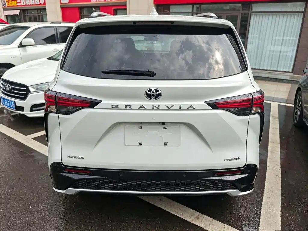 Toyota Granvia 2023