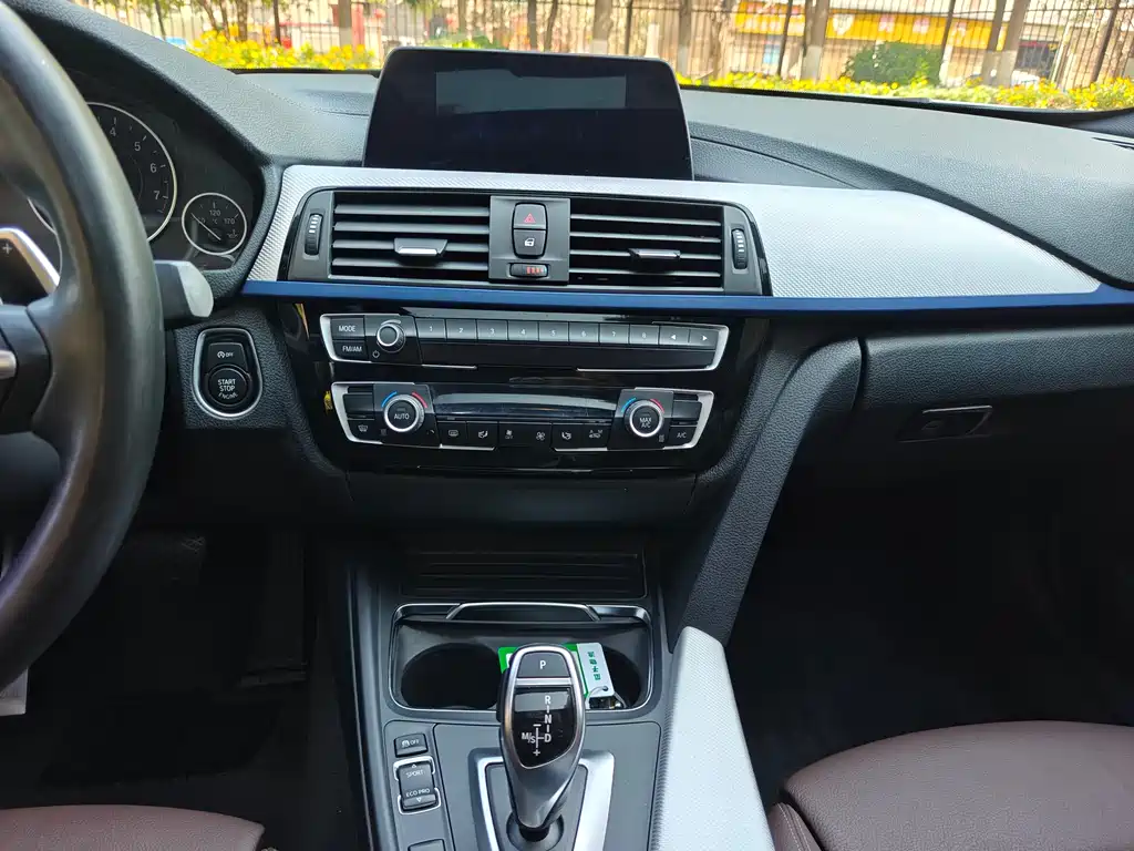 BMW 3 Series 2019 — фото 11