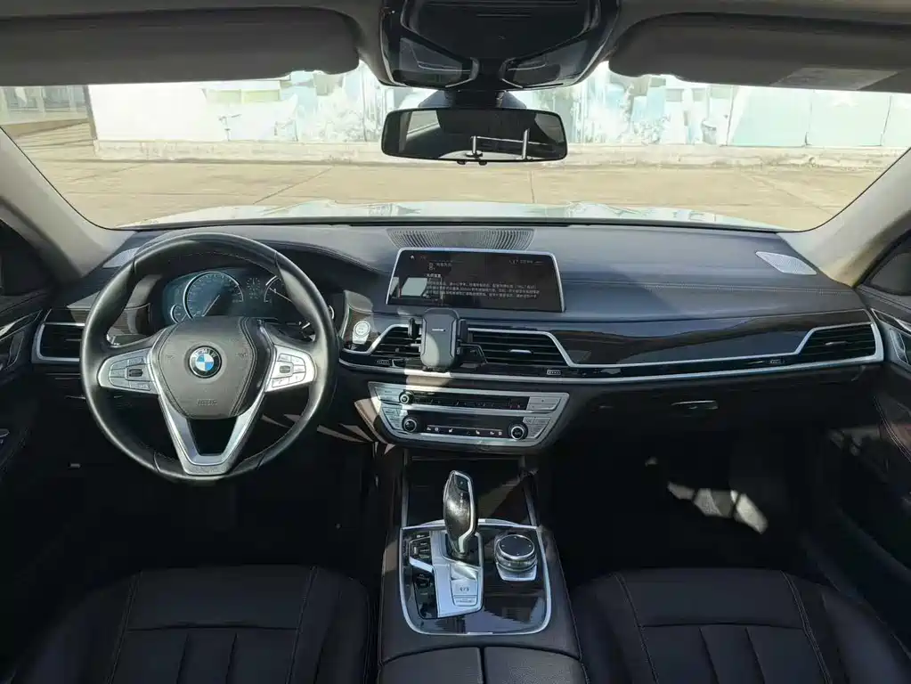 BMW 7 Series 2018 — фото 12
