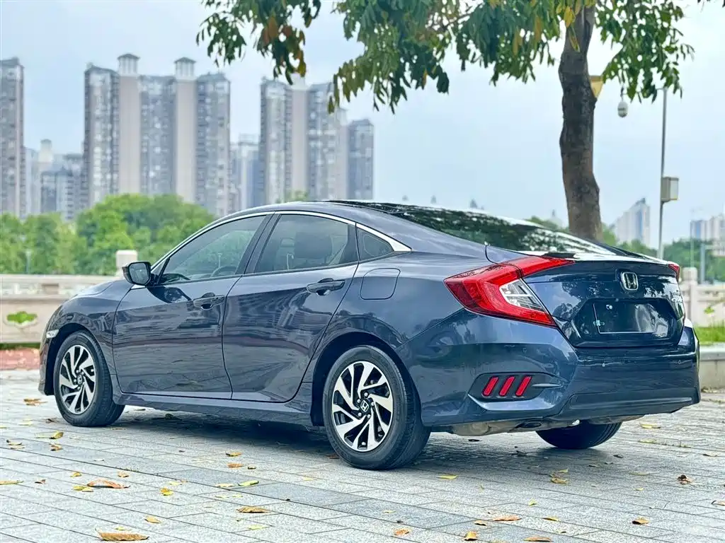 Honda Civic 2018 — фото 6