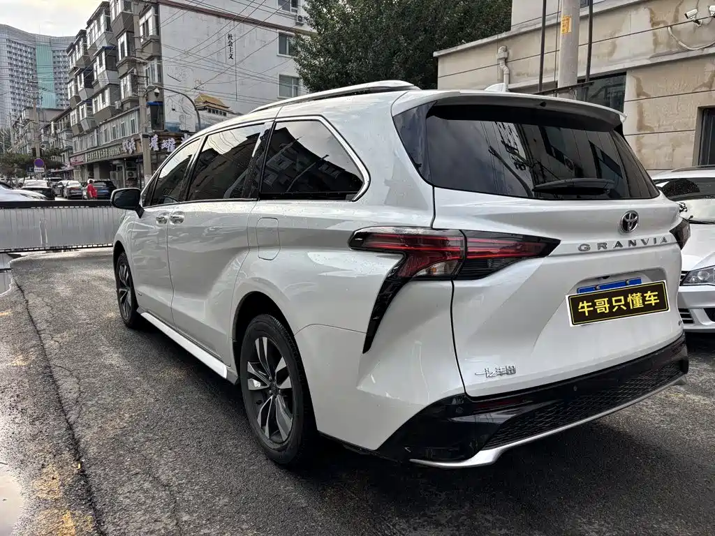 Toyota Granvia 2024